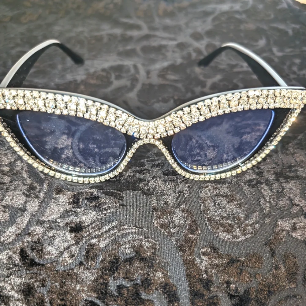 Black Rhinestone Fashion Glasses 🕶️ - Picture 1 of 6